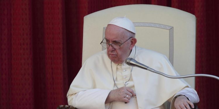 DEL PËRGJIGJA/ Papa Françesku i nënshtrohet testit të koronavirusit. Është…