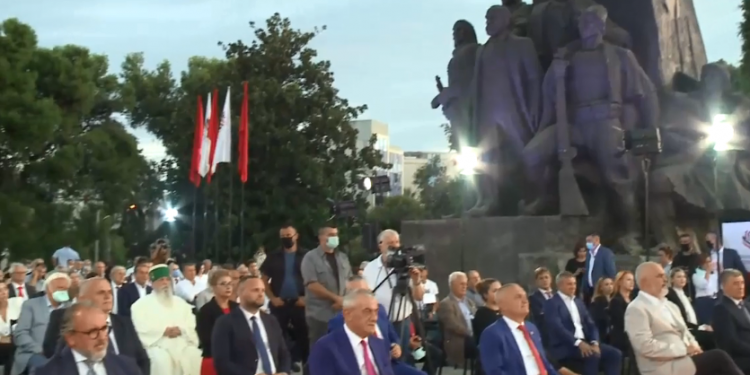 100 VJETORI I “LUFTËS SË VLORËS”/ Krerët e vendit bëhen bashkë pranë njëri-tjetrit në Sheshin e Flamurit