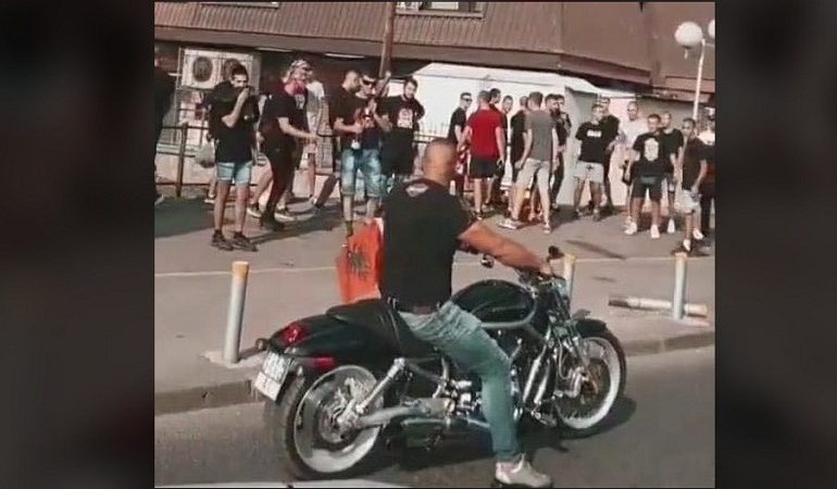 PERSONAZHI I DITËS/ Motoristi që ndali thirrjet anti shqiptare në Shkup tregon përse ktheu motorin kur dëgjoi…