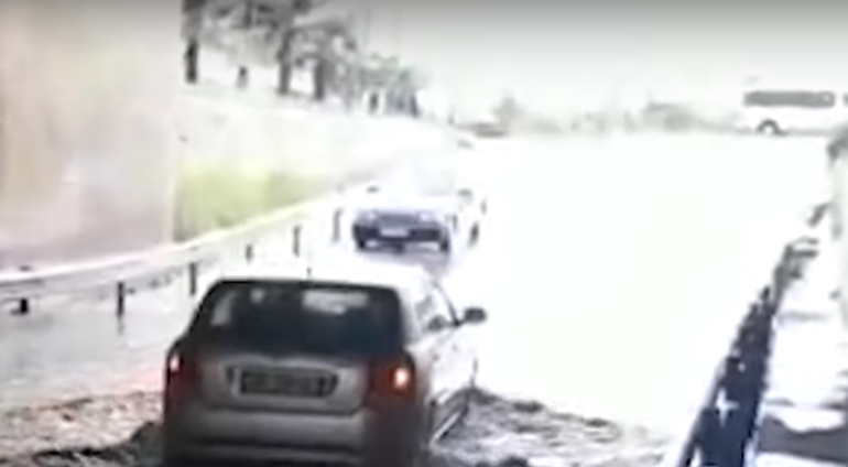 PËRKEQEËSIMI I MOTIT/ Përmbytet nënkalimi në Fushë Mamurras, automjetet detyrohen të…