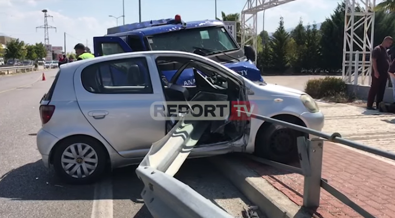 AKSIDENT NË GJIROKASTËR/ Përplasen dy akutomjete, njëra nga makinat përfundon në bordurën e rrugës (VIDEO)