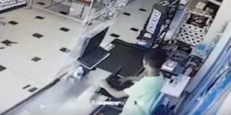 NDODH NË TIRANË/ Vidhen 300 mijë lekë në market, menaxheri ia mban kasieres dhe e kërcënon…