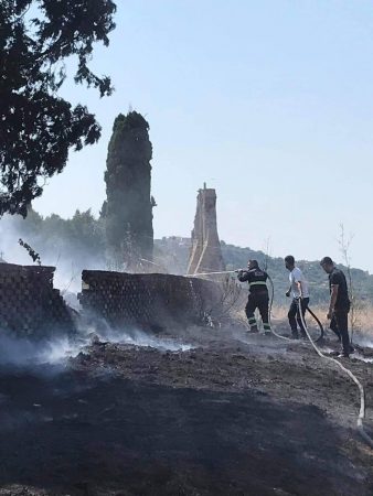 ZJARR NË VARREZAT E MOSOPOTAMIT TË FINIQIT/ Dyshohet se filloi nga një qiri i ndezur, u rrezikua dhe Manastiri i Shën Kollit (FOTO)