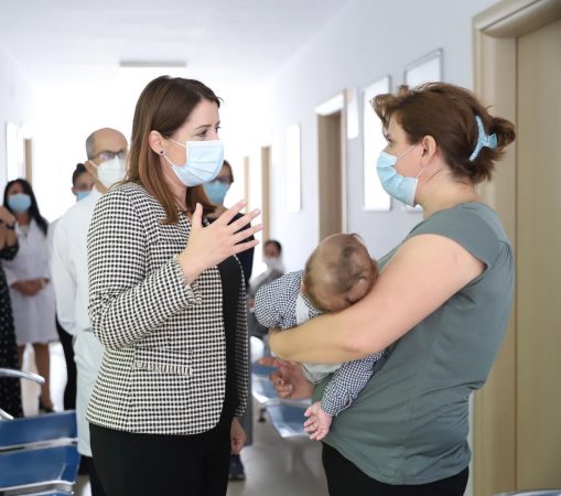 NGA QËNDRA SHËNDETËSORE E LAPRAKËS/ Manastirliu: Shërbim 24 orë për urgjencat pediatrike, shmangni fluksin në QSUT