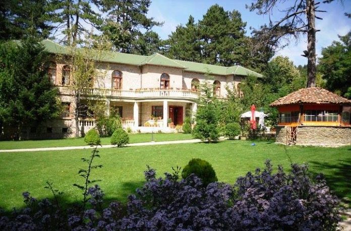 ATY KU NATYRA NDËRTHURET ME TRADITËN/ Voskopoja si destinacioni perfekt i vjeshtës, që duhet vizituar (PAMJET)