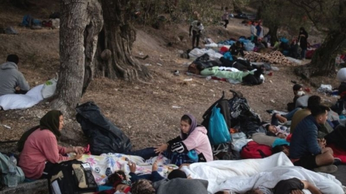 FLAKËT SHKATËRRUAN KAMPIN/ Qeveria greke nis anijet për të ndihmuar strehimin e 13 mijë emigrantëve