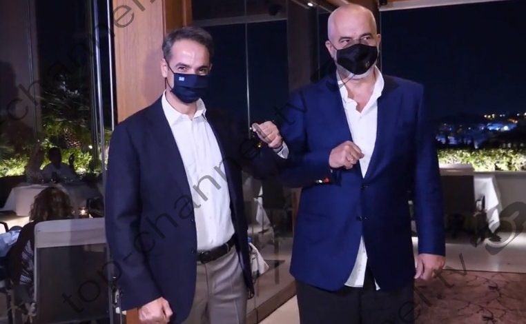 TAKIMI/ Dalin PAMJET, të buzëqeshur dhe me maskë. Rama mbërrin në Greqi, pritet nga Mitsotakis për darkë