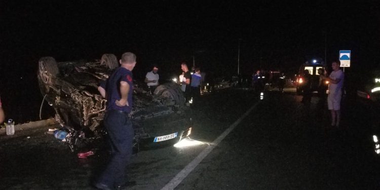 AKSIDENT I RËNDË NË VLORË/ Makina del nga rruga, VDES shoferi