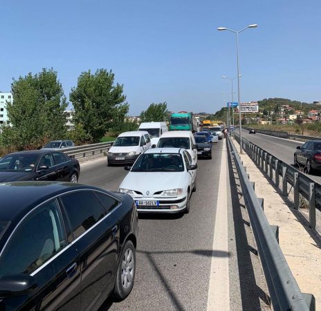 AKSIDENTI TRAGJIK NË KAVAJË/ Arrestohet 21-vjeçari, pas incidentit me makinë mori para 3 gratë që…