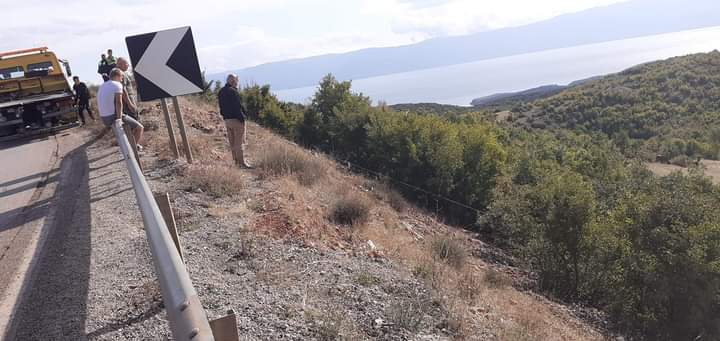 AKSIDENT NË AKSIN POGRADEC-QAFË THANË/ Mjeti del nga rruga dhe bie 100 metër poshtë (FOTOT)