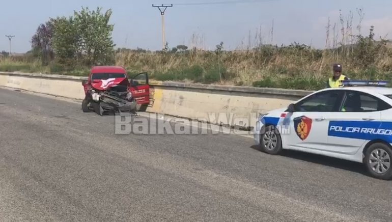 AKSIDENT NË GOLEM/ Përplasje e fortë mes dy automjeteve, shpëtojnë drejtuesit (VIDEO)