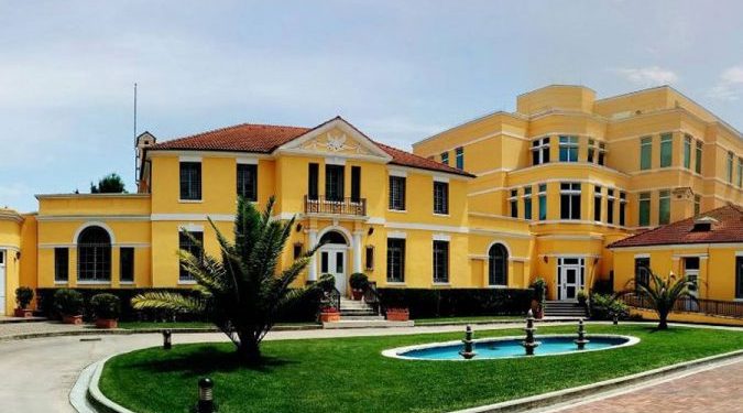 COVID-19/ Ambasada e SHBA: Po testohen 3 vaksina, një hap para miratimit