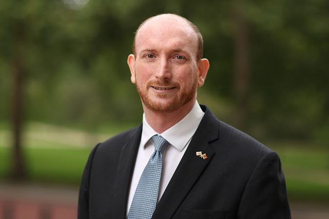 PO MËSON SHQIP DHE VJEN NË SHTATOR 2021/ Njihuni me Ambasadorin e ri britanik në Shqipëri