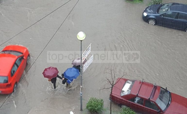 DURRËSI PËRMBYTET NGA 10 MINUTA SHI NË MËNGJES/ Makinat lëvizin me vështirësi në rrugë (VIDEO)