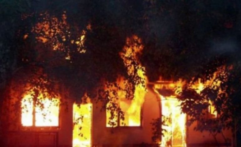 E RËNDË/ Shkrumbohet banesa në Fier, zjarri shkakton dëme të shumta materiale (FOTO)