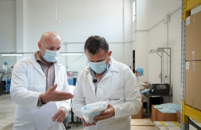 “TË NJË CILËSIE TË LARTË QË MBAJNË VULËN MADE IN ALBANIA”/ Balla në fabrikën e prodhimi të maskave kirurgjikale në Librazhd (FOTOT)