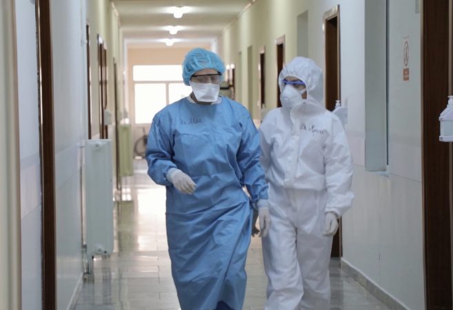 RASTE TË REJA ME COVID NË BERAT/ Rezultojnë pozitivë dy mësues, një punonjëse e burgut dhe një fasonerie
