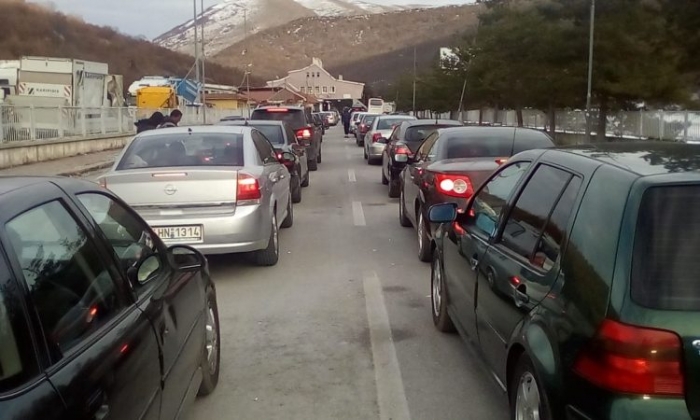 PLOTËSOHET KUOTA DITORE NË KAPSHTICË/ Policia apel qytetarëve: Pala greke ka mbyllur punën, mos u nisni për në kufi