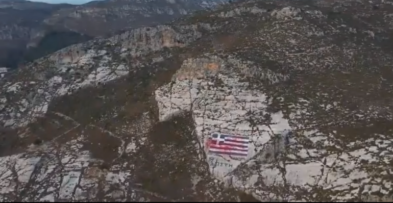 PROVOKIM NË KUFI? Droni me himnin e Turqisë në sfond njollos me ngjyrë të kuqe flamurin grek (VIDEO)