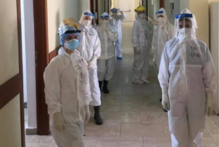 FOTOLAJM/ Të mbuluar nga koka tek këmbët, njihuni me INFERMIERËT e rinj që i bashkohen Infektivit