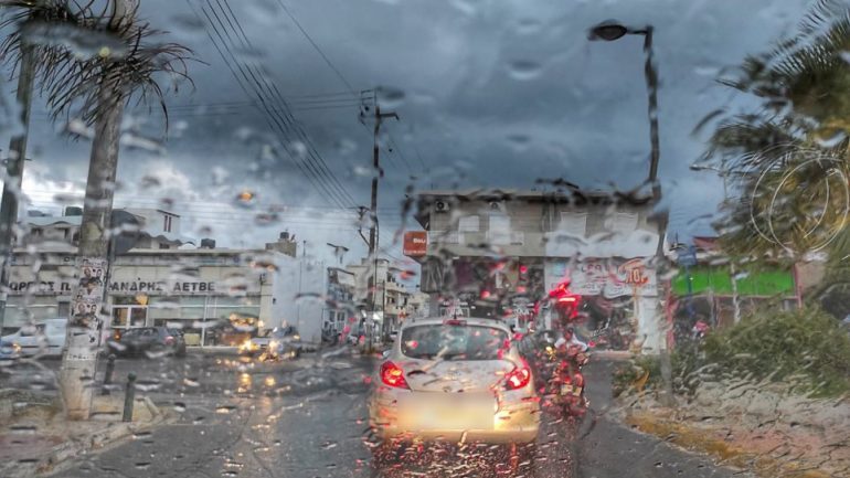 NUK NDALEN RESHJET/ Cikloni i rrezikshëm mbërrin në Kretë, prek pjesën perëndimore të ishullit