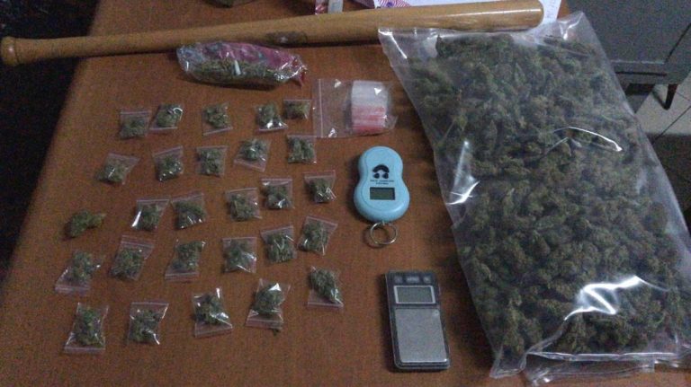 SHISNIN DROGË NË PARKING/ Arrestohet dy shpërndarësit, në kërkim drejtuesi i grupit. Sekuestrohen dhe…