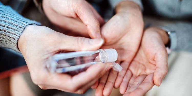 PËRHAPJA E COVID-19/ Kujdes se ku vini duart, vendet më të papastra që mund të prekni gjatë një dite