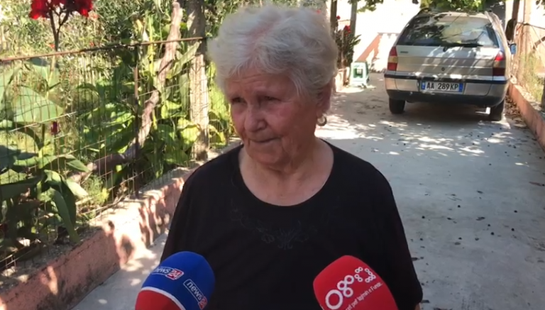 “I THASHË PËR SYTË E BALLIT NUK KAM…”/ Të moshuarit në Fier tregojnë tmerrin nga grabitja: Sëpatën e mbante lart. Paratë i kishim për…