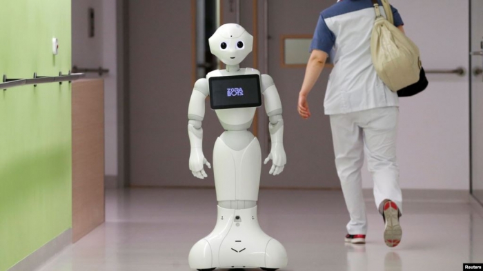 FRANCEZËT GJEJNË ZGJIDHJEN/ Roboti i kujton qytetarëve të vendosin maskën