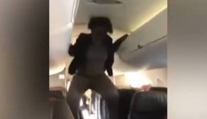 VIDEO E TMERRSHME/ Gruaja “pushtohet nga djalli” në avion, bën veprime të pakontrolluara dhe flet latinisht