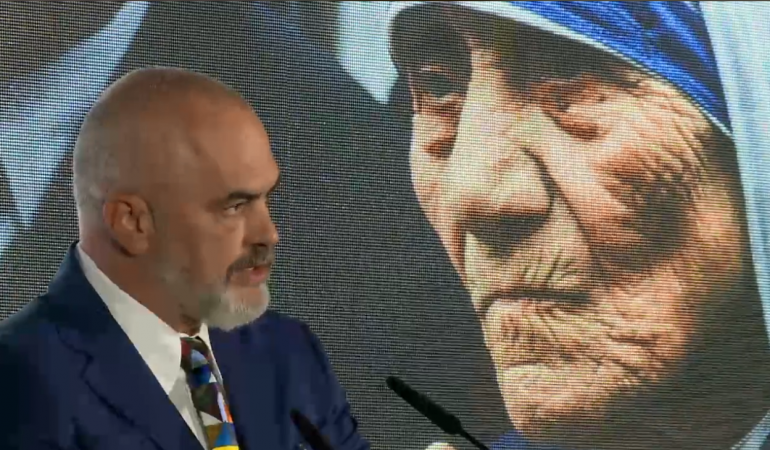 “ZEMRA JEME…”/ Ekspozohet në COD një prej dorëshkrimeve origjinale me pasazhe shqip të Nënë Terezës, Rama risjell “lutjen” e saj për Ramiz Alinë