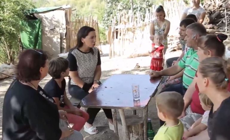 LAJM I MIRË/ Evis Kushi shkon tek Denisa e vogël dhe i çon mjetet shkollore: Tani mund të ndjekësh edhe ti mësimet… (VIDEO)