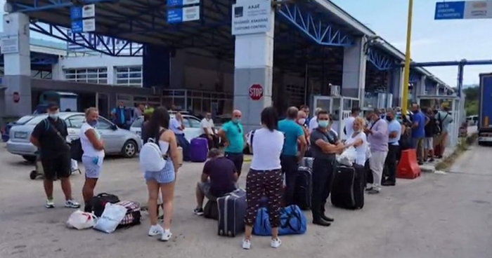 SHQIPTARËT PËRSËRI NË RADHË/ Autoritetet greke ndalojnë udhëtarët në Kakavijë dhe u bëjnë tamponin, edhe atyre që e kanë