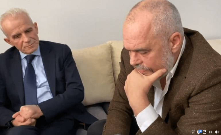 HUMBI GJITHË FAMILJEN NË RRËNOJA/ Rrëfimi i Albert Carës: Dy MIQ më mbetën në jetë, Edi Rama dhe njeriu që po ndërton varret e…