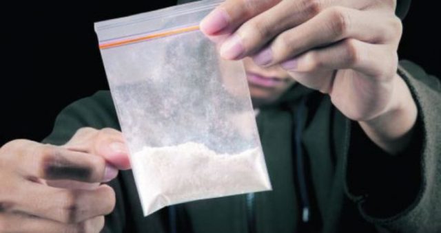 ARRESTOHEN DY PERSONA NGA POLICIA/ Shkonin për t’u qethur në Tiranë, por tek berberi pinin kokainë