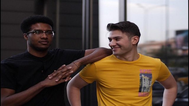 RRËFIMI I RALLË/ Historia e çiftit gay në Tiranë që u njohën përmes rrjeteve sociale