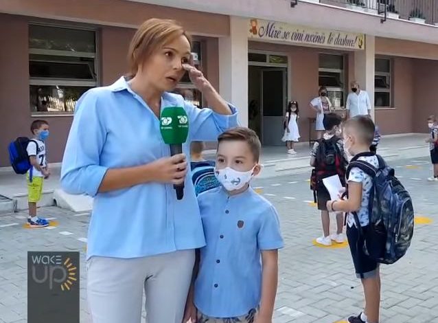 EMOCIONUESE/ Gazetarja po raportonte fillimin e shkollës, përlotet kur përcjell të birin në klasë të parë