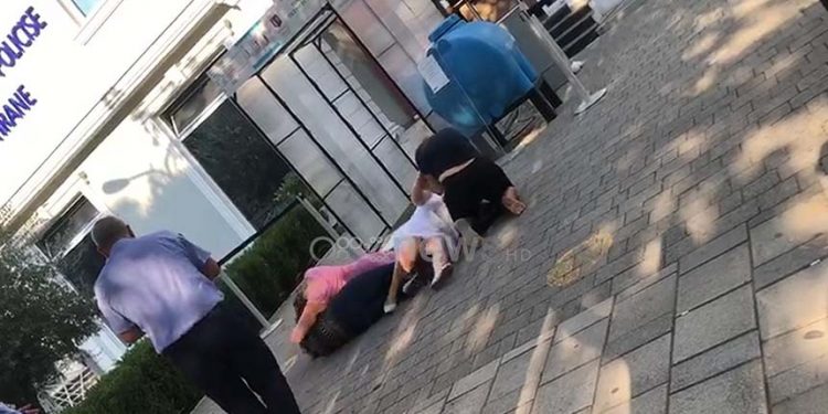 NDODH EDHE KJO/ Katër gra kapen prej flokësh te dera e Policisë së Tiranës, shkak…(VIDEO)