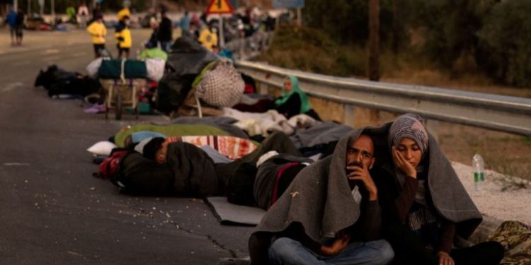 DJEGIA E KAMPIT NË GREQI/ Mijëra emigrantë, fëmijë dhe gra kalojnë natën e tretë jashtë