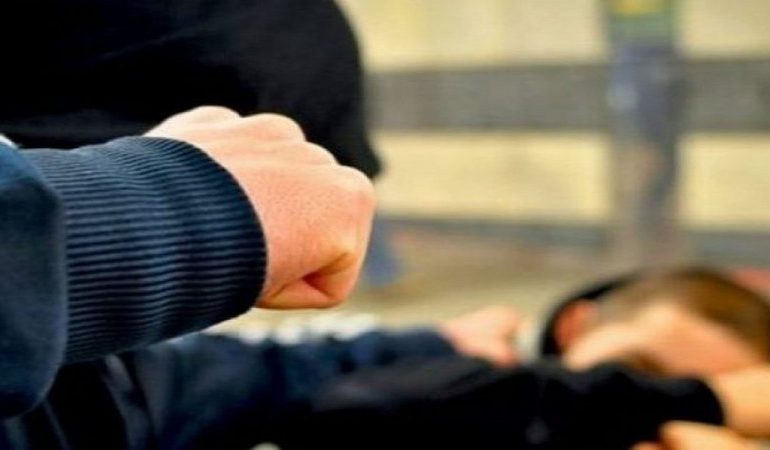 TJETËR RAST NË LUSHNJE/ Babai rreh me grushte 43-vjeçarin se i ngacmoi seksualisht vajzën e mitur