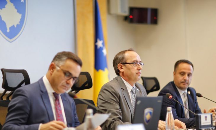 VIZITA E RICHARD GRENELL/ Hoti mbledh kabinetin qeveritar të Kosovës