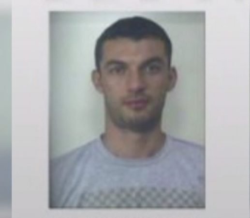POROSITËSI I VRASJEVE NË ELBASAN DEL PARA GJYKATËS/ Erion Alibej lihet në arrest me burg pa afat