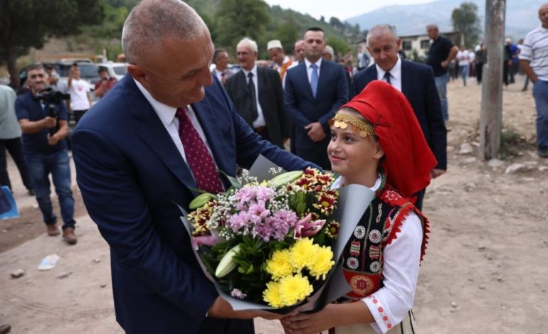 MESAZH KËRCËNUES NGA FSHATI I KRYEMADHIT/ Meta: Me gjoks flakën ja shuajmë topit. Jemi gjaku Kastriotit! Besa-besë, nihet zani…