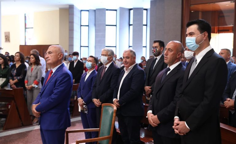 SHUNGURIMI IPESHKVNOR IMZOT ARJAN DODAJ/ Bën bashkë politikën shqiptare, ja kush ishin në ceremoni (FOTOT)