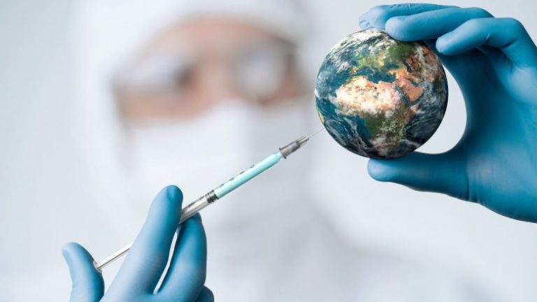 KORONAVIRUSI/ Vaksinimi i gjithë botës kundër COVID-19 nuk do të ndodhë deri në vitin 2024