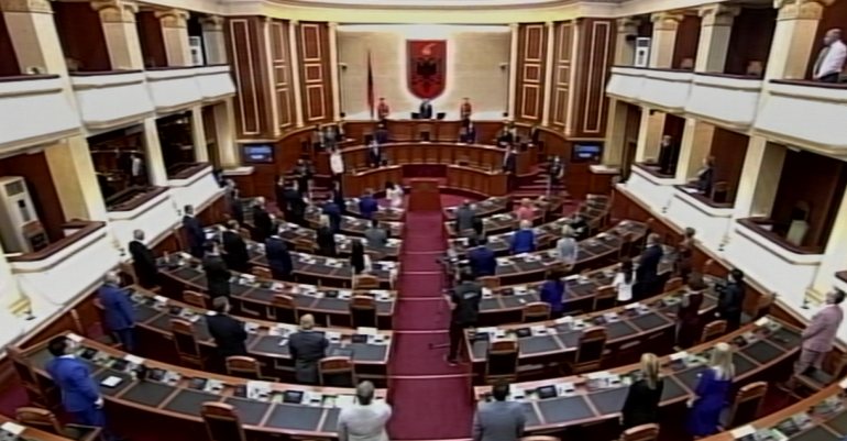 PARLAMENTI NIS SESIONIN E RI VII PLENAR/ Deputetët në këmbë këndojnë himnin