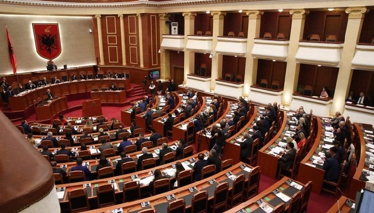 TË HËNËN PARLAMENTI NIS PUNËN/ Formimi i KQZ-së së re dhe implementimi në Kod i ndryshimeve Kushtetuese
