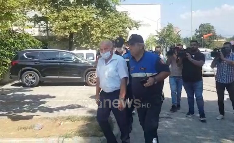 ME MASKË I RRETHUAR NGA POLICËT/ Momenti kur avokati Demiraj shfaqet në gjykatë (VIDEO)