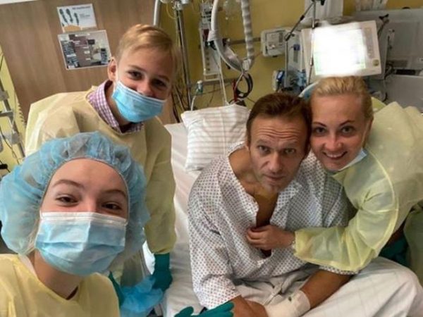 U HELMUA NJË MUAJ MË PARË/ Opozitari rus Navalny poston foto nga spitali: Marr frymë vetë