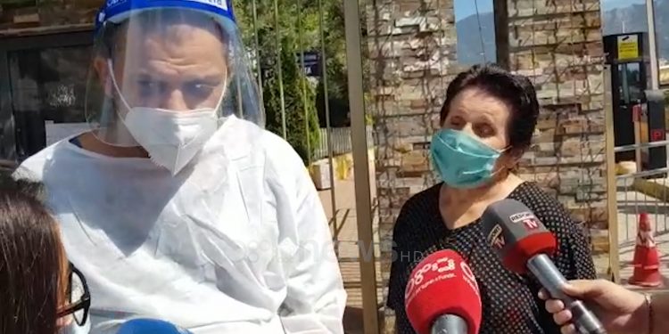 “S’KA SI MOMENTI KUR DEL…”/ Me infermierin për dore dhe e buzëqeshur, qytetarja lë spitalin pasi mposhti COVID